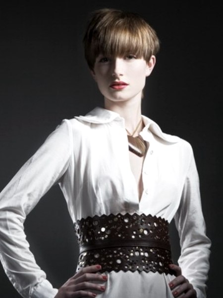 Low-maintenance boyish haircut for women
