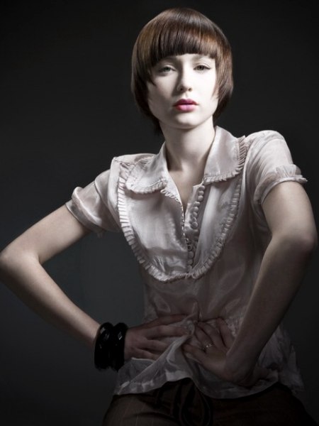 Simple short hairstyle with pointed strands