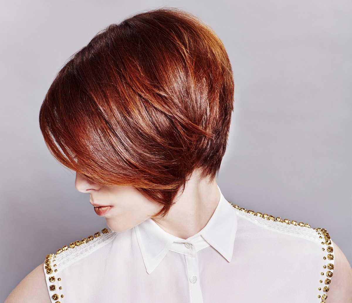 Classy short hairstyle with a round back and a dark red 