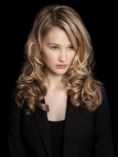 Elegant long blonde hairstyle with curls and a side part