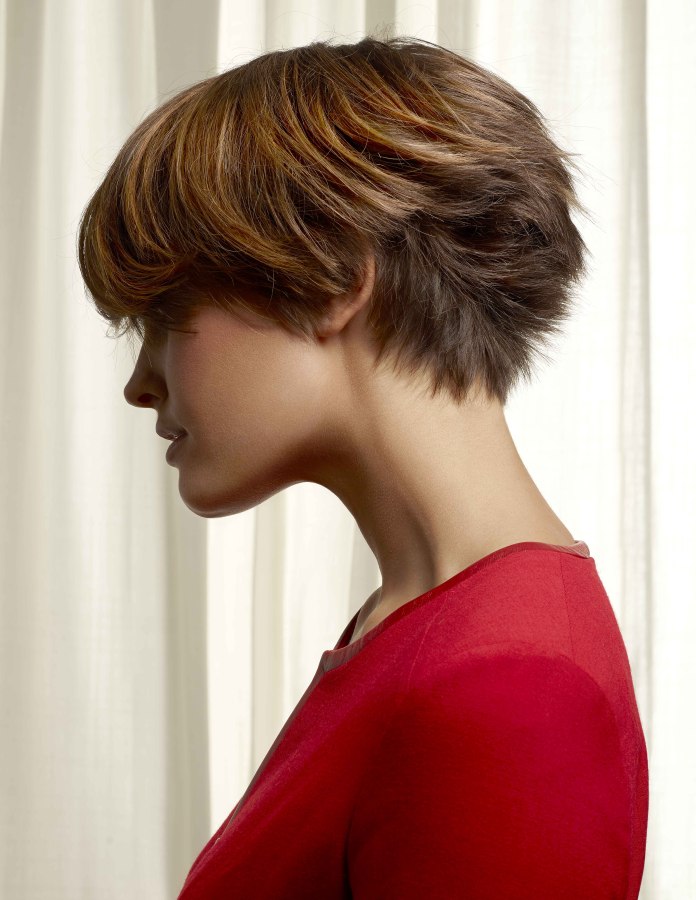 Low maintenance short hair cut with a feathery texture in 