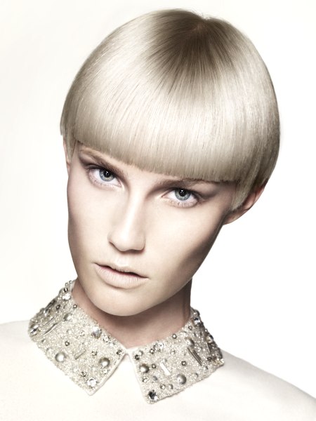 Sleek short hairdo for platinum blonde hair