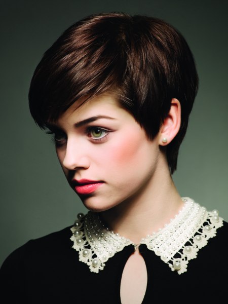Adorable short brunette hairstyle with fine layers