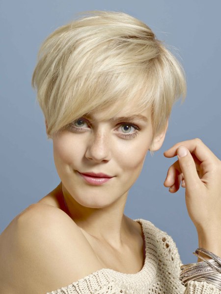 Short blonde hair cut with a graduated neck