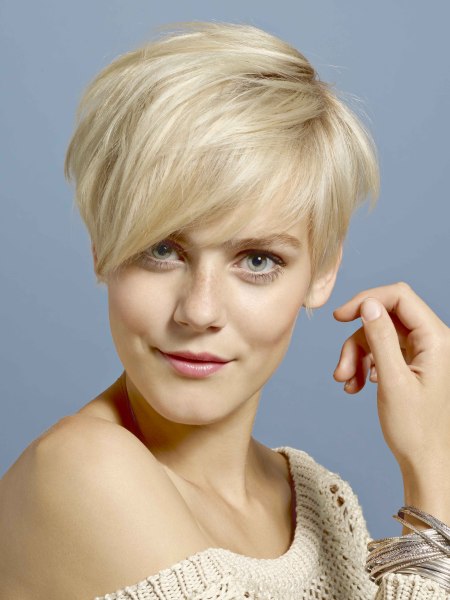Short blonde haircut with a graduated neck