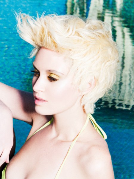 Flexible short hairstyle with a short neck and long fringe