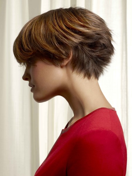 Low maintenance short haircut with graduation in the neck