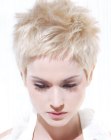 Blonde pixie haircut that leaves the face free