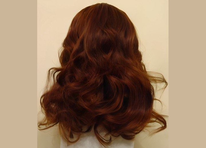 Long hair with free-style curls, seen from the back