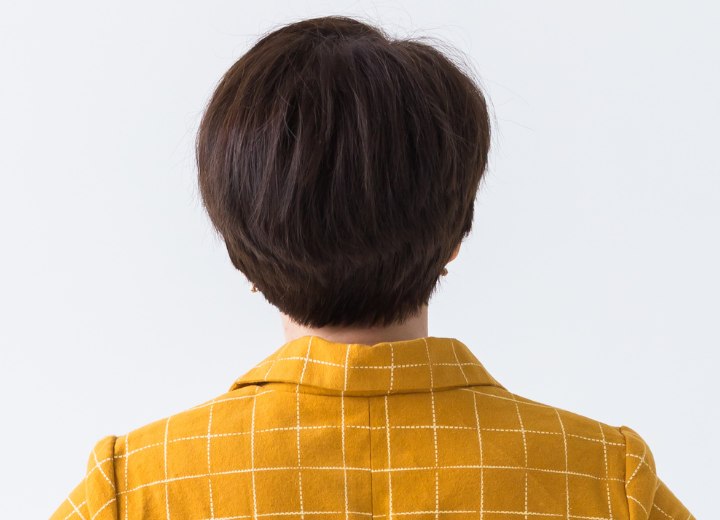 Feminine short haircut with graduation at the back in the neck