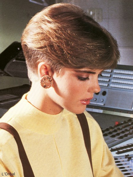 Short 80s haircut with a short nape