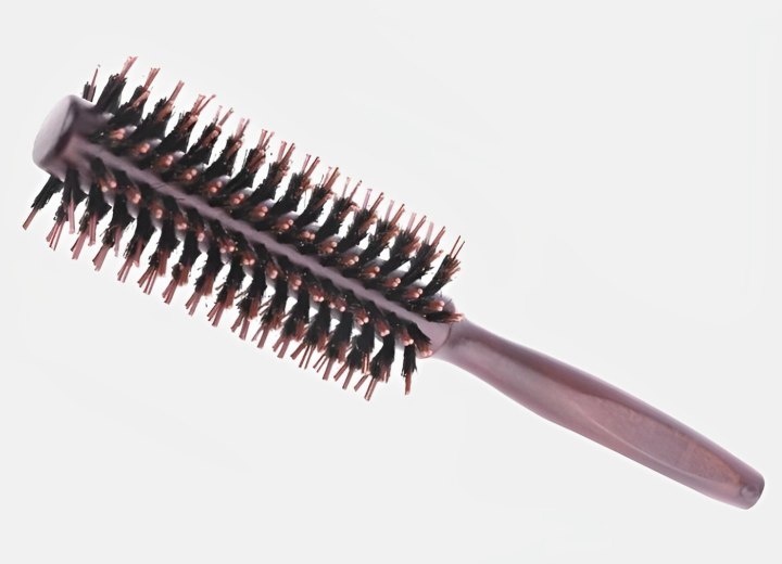 Round brush with bristles