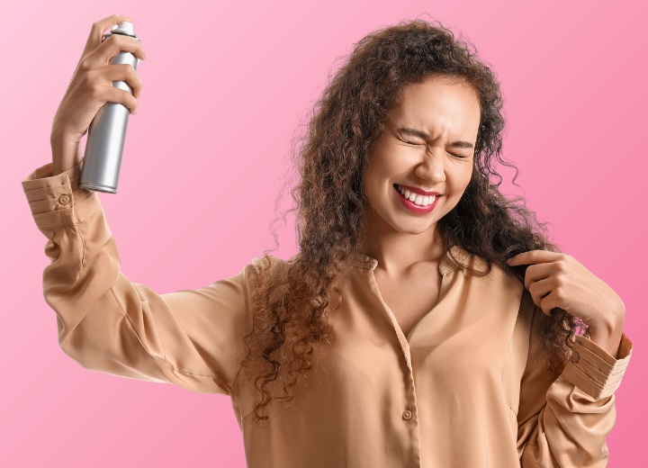 Donna insoddisfatta dopo aver usato lo shampoo secco