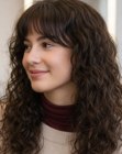 Capelli castani lunghi con ricci