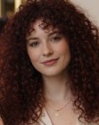 Capelli rosso scuro lunghi con ricci