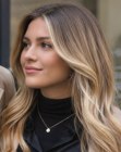 Capelli lunghi biondo miele con onde