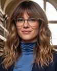 Capelli oltre le spalle con onde