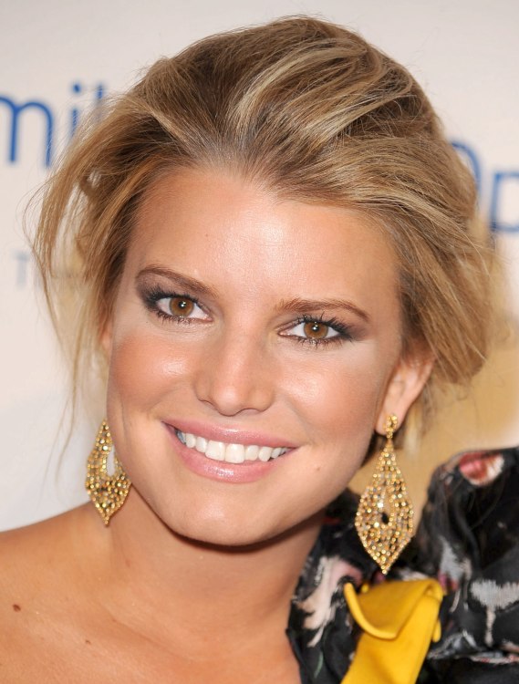 How to get Jessica Simpson's romantic make-up look elongating the eyes ...