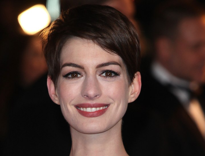 Anne Hathaway's short wash and go hairstyle - Pixie