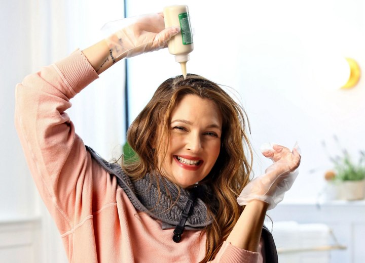 Drew Barrymore dyeing her own hair at home