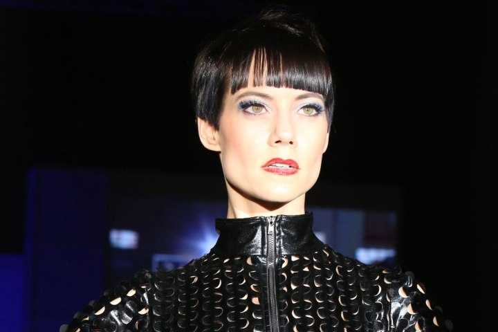 beautiful short hairstyle with blunt cut bangs