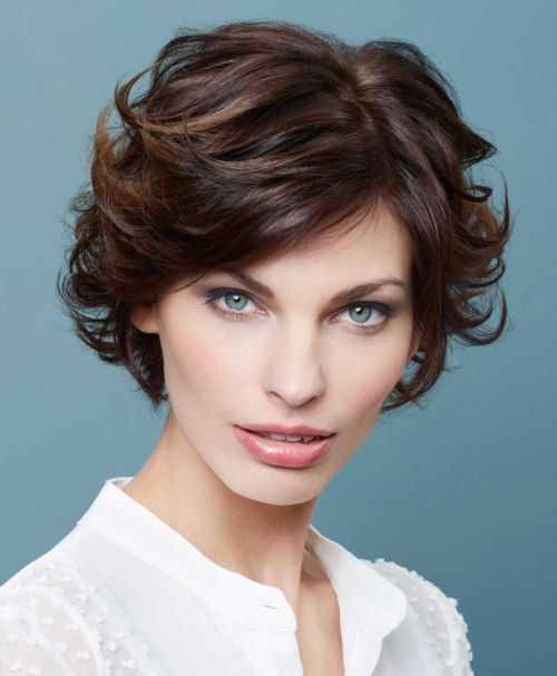 Short hair blow dried in an outward style