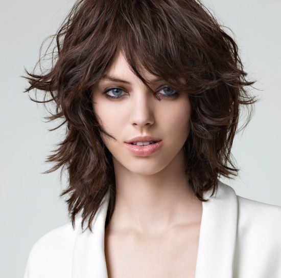 Shoulder length hairstyle with layers