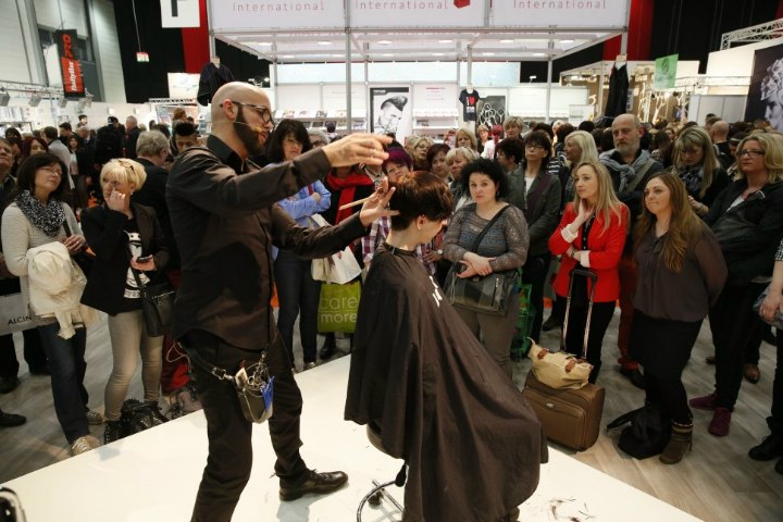 Alex Heinrichs – How to cut a pixie at Top Hair Düsseldorf