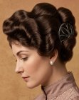 Penteado preso de 1914 com ondas escuras