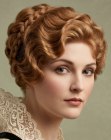 Penteado preso com uma tran�a e cachos