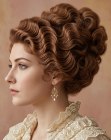 Penteado preso alto com ondas acobreadas