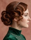 Penteado preso rom�ntico com uma tiara de cabelo
