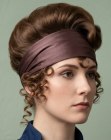 Penteado preso com uma tiara de cetim