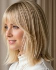 Cabelo loiro rom�ntico na altura dos ombros