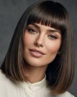 Penteado liso na altura dos ombros com franja assim�trica
