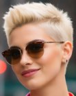Corte pixie loiro platinado