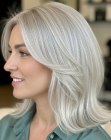 Cabelo loiro prateado na altura dos ombros