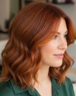 Cabelo acaju na altura dos ombros com ondas e mechas acobreadas