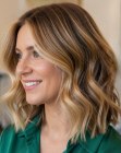 Cabelo na altura dos ombros com m�ltiplos tons de loiro