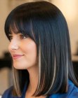 Cabelo castanho escuro liso na altura dos ombros com luzes caramelo