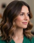 Corte de cabelo castanho na altura dos ombros com ondas e luzes