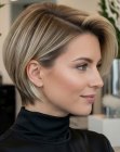 Cabelo curto loiro com risca lateral