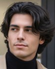 Homem com cabelo escuro bagun�ado
