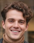 Homem com cabelo cacheado curto