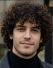 Homem com cabelo cacheado na altura do colarinho
