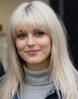 Cabelo loiro platinado longo e liso