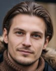 Homem usando o cabelo penteado para tr�s com gel