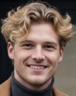Homem com cabelo loiro ondulado curto
