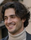 Homem com cabelo ondulado repicado