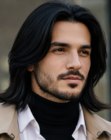 Homem com um penteado longo e liso